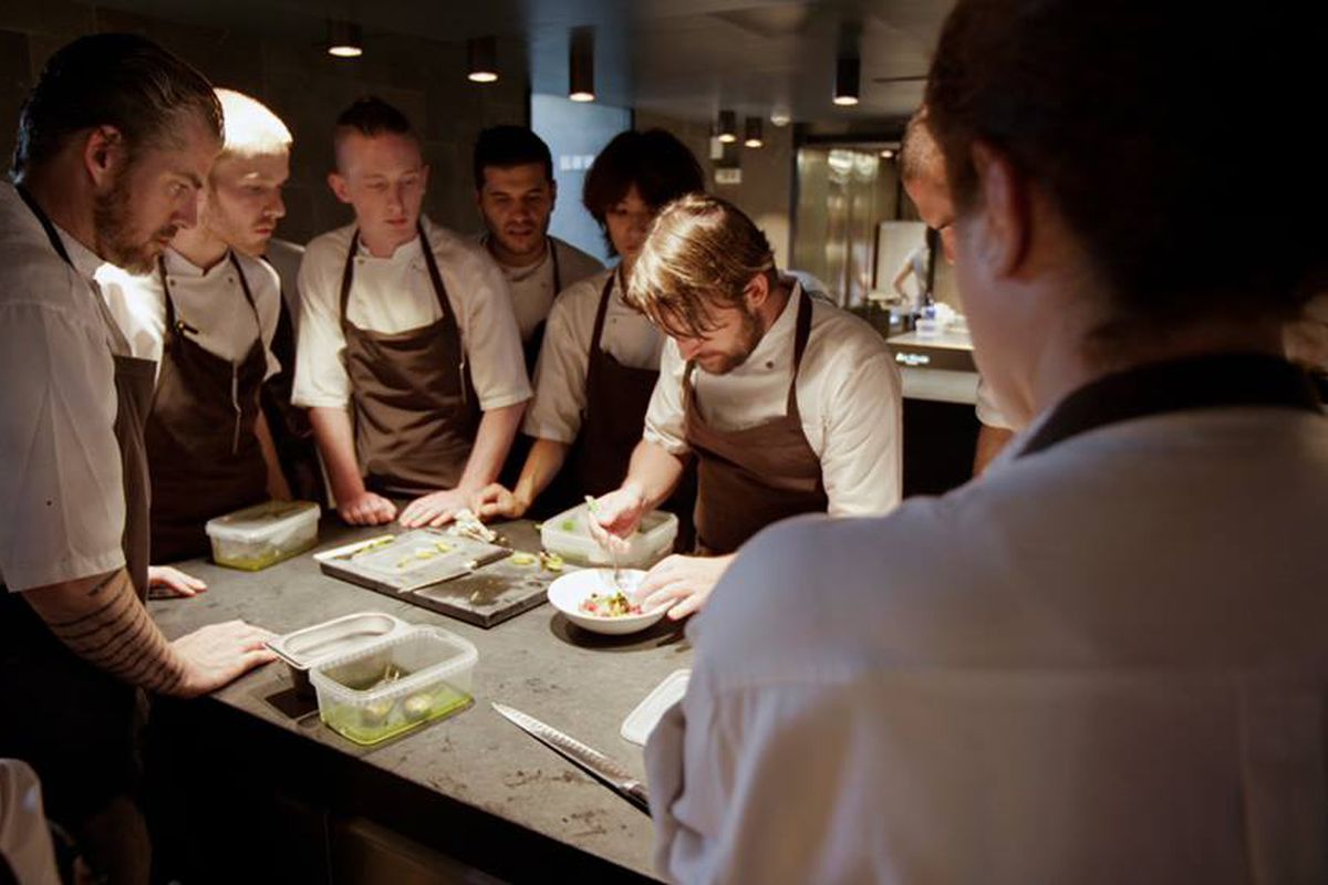 6/ At 25, he opens Noma ( @nomacph) in Copenhagen with Danish culinary entrepreneur Claus Meyer. The name Noma roughly translates to "Nordic food." This is where  @ReneRedzepiNoma's creativity blossoms to new heights.
