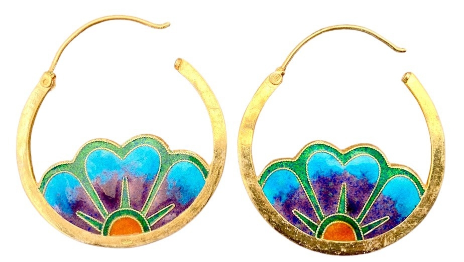 MuseumOfJewelry's tweet photo. Vintage Thousand Flowers Japanese Crest Earrings: A Japanese family crest rendered in #enamel. One of #ThousandFlowers showcase pieces, this design was a bestseller in the line. 24k gold over sterling silver with bright #cloisonné work. 1 1/2 inches tall.
https://t.co/Atdxw9MDiv https://t.co/AGtyl7niuC