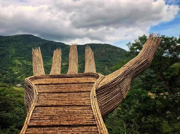 ldbrrts's tweet image. Esto es un mirador en Santa Ana que honestamente no sabía que existía. 

Lo comparto para quienes están igual que yo. Muy ingeniosa la gente que lo construyó.