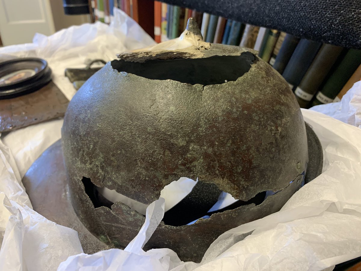 Bronze Roman helmet, complete with oyster shell, found in Chichester Harbour in the 19th century. Intriguingly, judging by the style, it seems to predate the Roman conquest...  #SussexTour