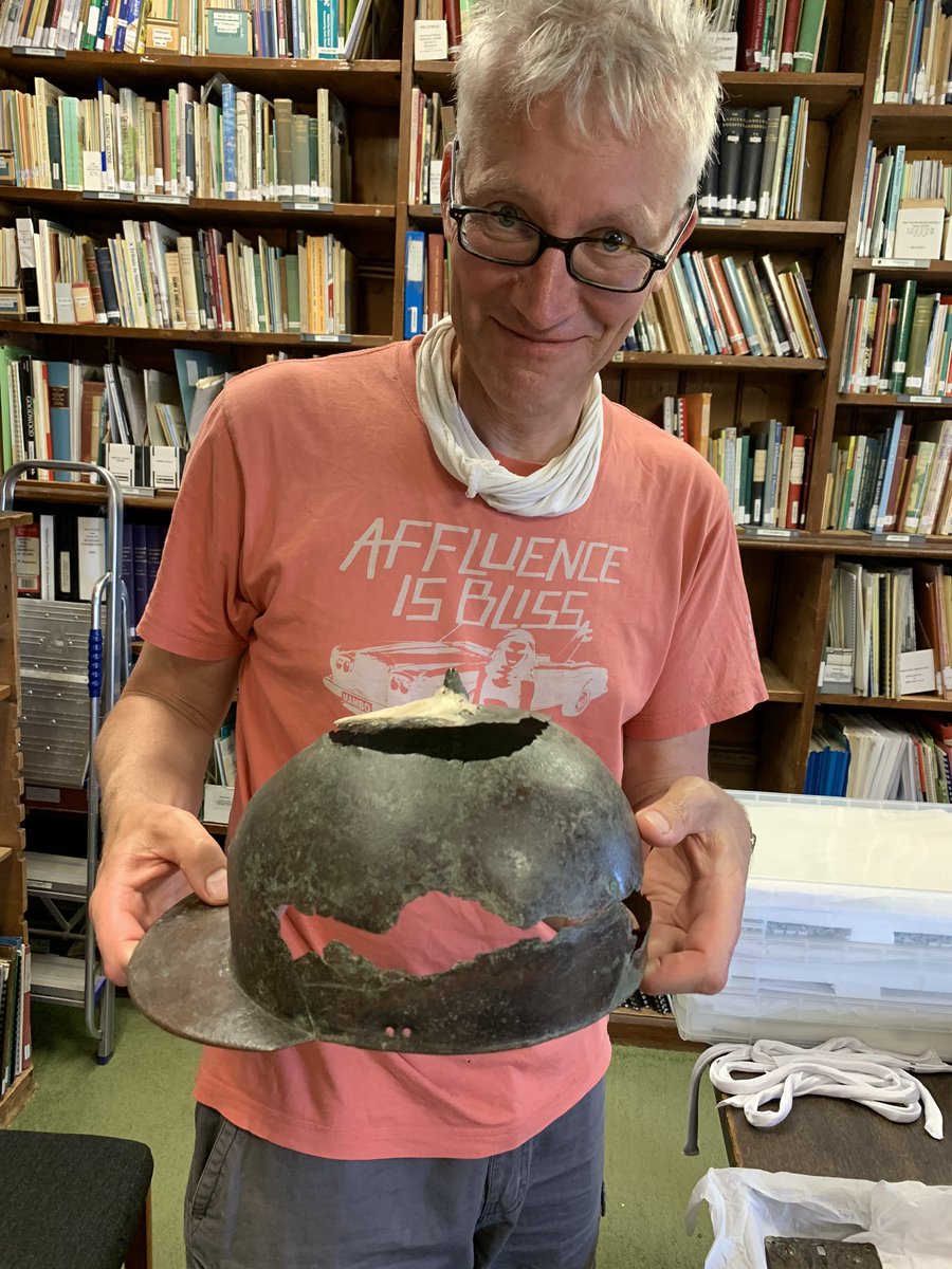 Bronze Roman helmet, complete with oyster shell, found in Chichester Harbour in the 19th century. Intriguingly, judging by the style, it seems to predate the Roman conquest...  #SussexTour