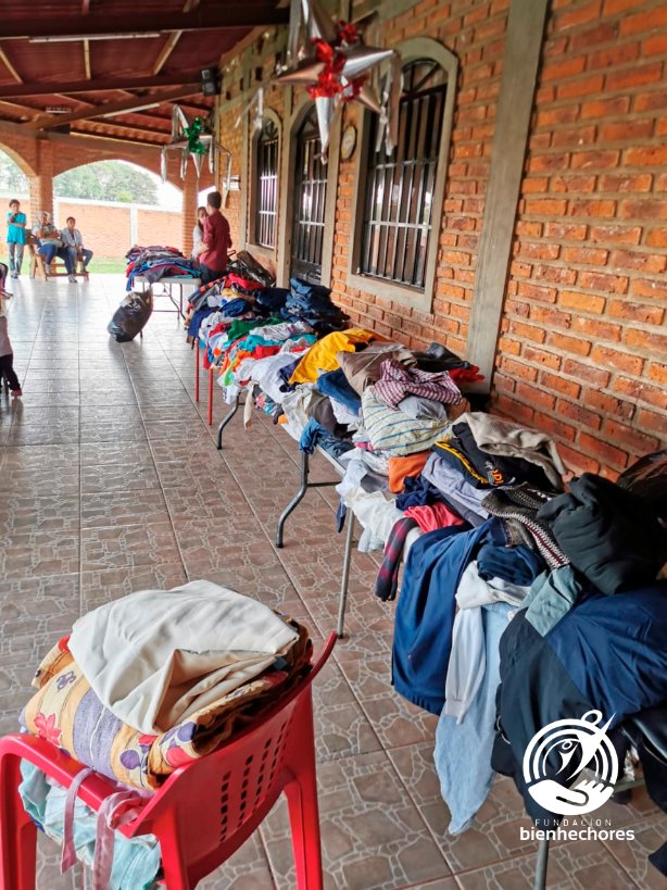 bienhechores's tweet photo. El día de ayer se entregó ropa a personas de la colonia El Pochote en Tepatitlán.
#AyúdanosAAyudar https://t.co/333JbfIM97