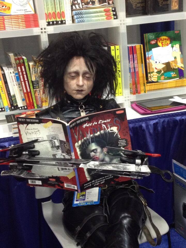 Blast From The Past:
Love this Comic-Con International photo from 7 years ago. Edward Scissorhands reading one of my co-authored art books: How To Draw Vampires, published by @WalterFoster.

#ComicCon #Vampires #amreading #amwriting #writingcommunity