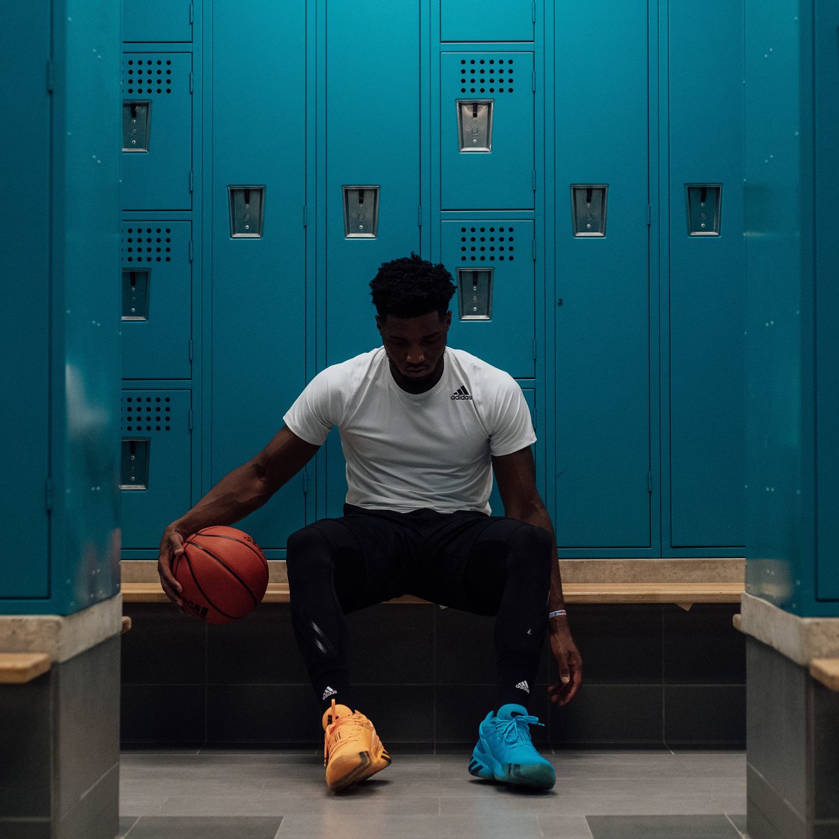 AmandineB__'s tweet image. Plutôt fan du shooting promo qui accompagne la sortie imminente de la  D.O.N. ISSUE 2, la 2e signature shoes de Donovan Mitchell. 📸🏀
(version SPIDEY-SENSE ou collab Crayola).

#DONISSUE2 @spidadmitchell 
#createdwithadidas 
@adidasHoops  @adidasFR 
@Crayola