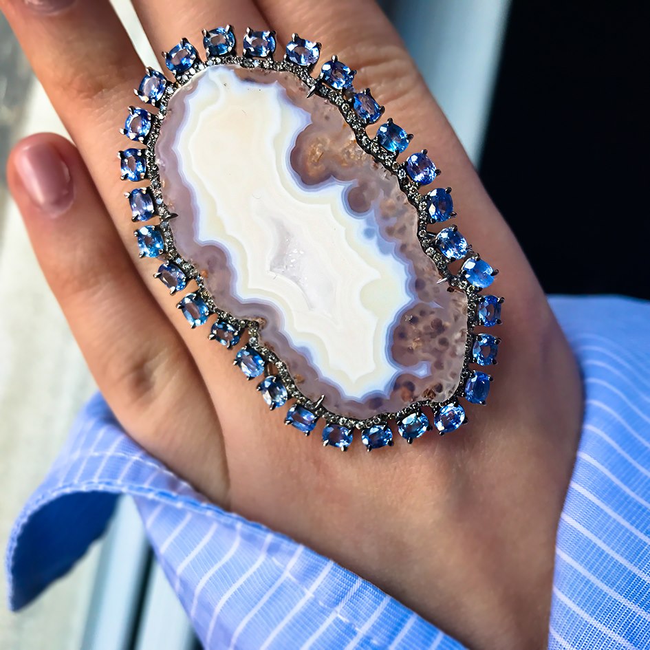 KMD_Jewelry's tweet photo. Baby Blues 💙 #OneofaKind Agate Ring with Blue Sapphire Ovals and Natural Brown Diamonds set in 18k White Gold with Black Rhodium Finish
#ilikerocks #SignatureKMD #kimberlymcdonald #nothingsbetterthannature #EthicalLuxury #luxuryfeelsgood #DigDeeperKMD https://t.co/5HKoH8PQ3q