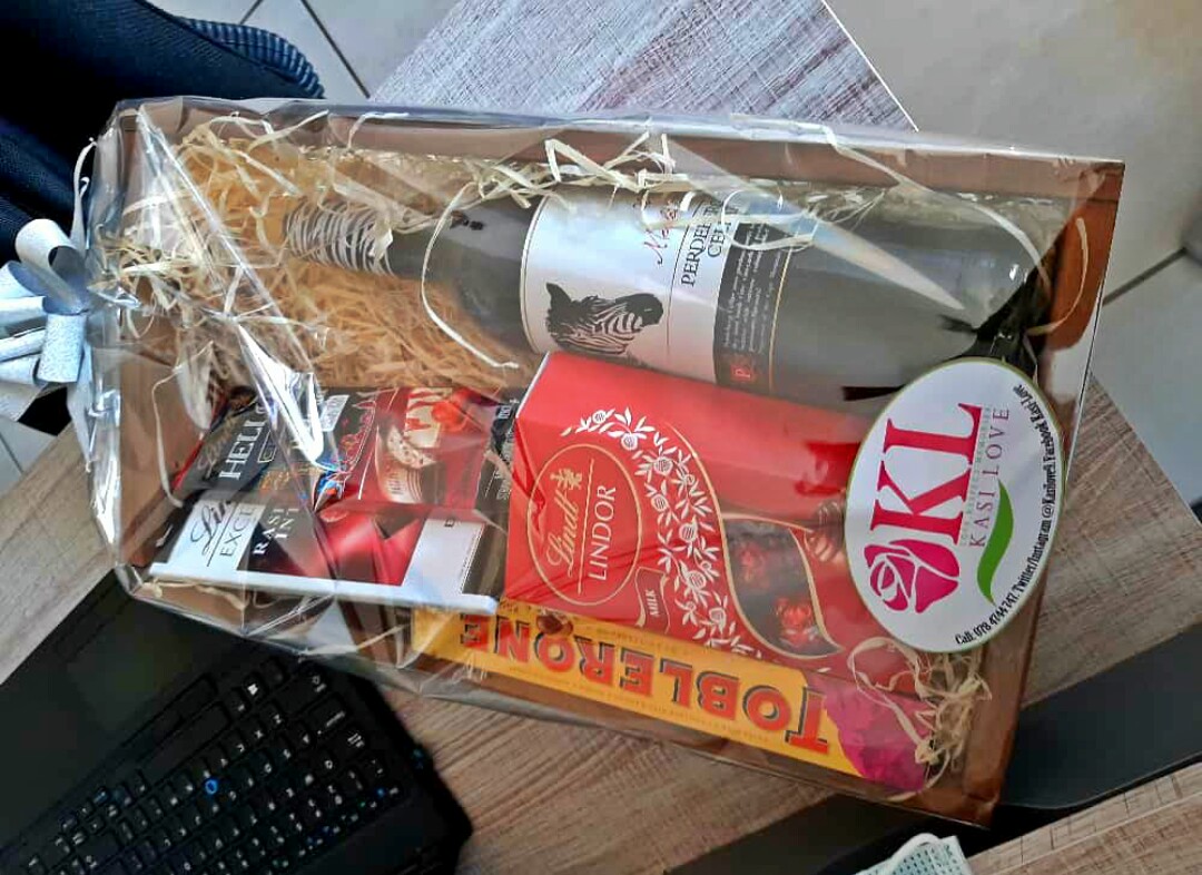 Kasilove_ZA's tweet photo. Fancy someone💞 or just want to show some appreciation😊? Then we have the right gift for you🎁.

Don't have to break the bank balance🔌. Can get an amazing gift from R480.

WhatsApp 📲 https://t.co/wMcqdI71PD
 🚘🎁 Deliveries (Monday to Saturday)
🚗 📍JHB/PTA
#Explore5G #DJSBU https://t.co/5SjXsJM22R
