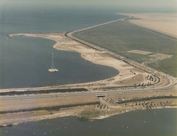 langendijk's tweet photo. Almere in 1975. Er stond nog geen huis. Toen ook heet en strand lag vol. Copyright Bart Hofmeester (1921-2001). Ik maakte de tentoonstelling ‘Almere Boven’ met historische luchtfoto’s van de lege polder in contrast recent beeld. vanaf 25 Aug op 4 locaties in Almere https://t.co/rp1djzn9Fy
