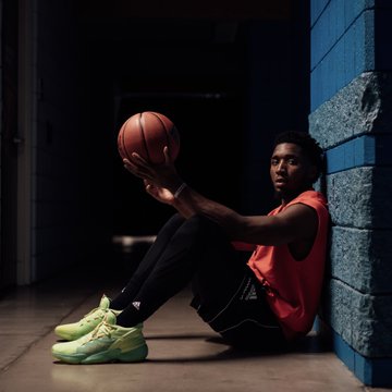 AmandineB__'s tweet image. Plutôt fan du shooting promo qui accompagne la sortie imminente de la  D.O.N. ISSUE 2, la 2e signature shoes de Donovan Mitchell. 📸🏀
(version SPIDEY-SENSE ou collab Crayola).

#DONISSUE2 @spidadmitchell 
#createdwithadidas 
@adidasHoops  @adidasFR 
@Crayola