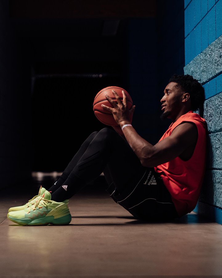 AmandineB__'s tweet image. Plutôt fan du shooting promo qui accompagne la sortie imminente de la  D.O.N. ISSUE 2, la 2e signature shoes de Donovan Mitchell. 📸🏀
(version SPIDEY-SENSE ou collab Crayola).

#DONISSUE2 @spidadmitchell 
#createdwithadidas 
@adidasHoops  @adidasFR 
@Crayola