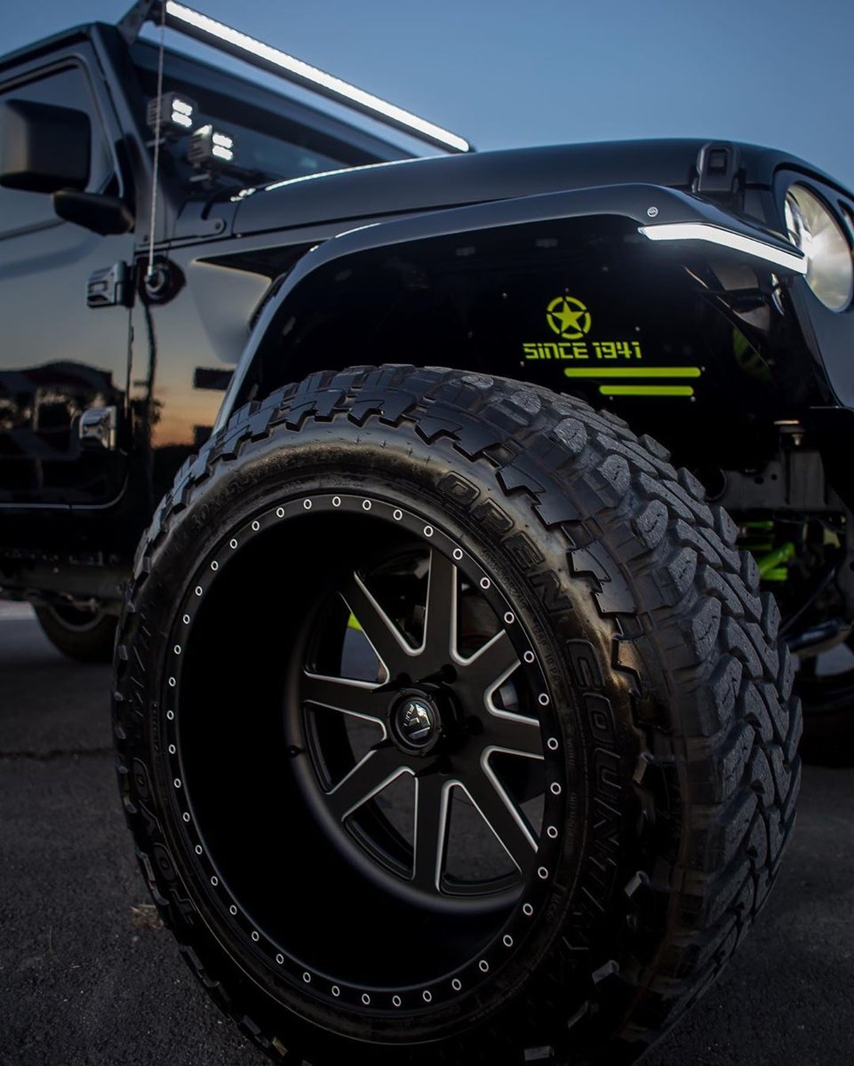 ZROADZOfficial's tweet photo. Top or bottom? Comment below! 🔥What a transformation! Gladiator sporting the ZROADZ Front Roof LED Brackets that can mount a 50 or 52 inch LED bar and 4 pod lights! ⁠
⁠
📸 @earv_g0tti
⁠
#zroadz #jeep @jeep #gladiator #jeepgladiator https://t.co/fdw8wjblax
