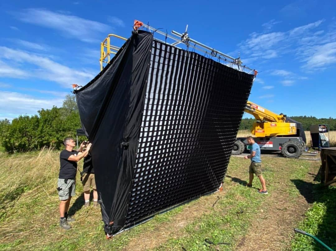 DoPchoice's tweet image. Size matters with @firefly_lightcrew 

DoPchoice can supply #SNAPGRIDS and #ButterflyGrids any size...we&apos;ll also make them to your own specs
. 
Sky Panel 360 set 
D.O.P - @piotrsobo 

#firefly #filmlights #filmcrew #gaffer #filmlife #arrilighting #filmlighting #lifeonset