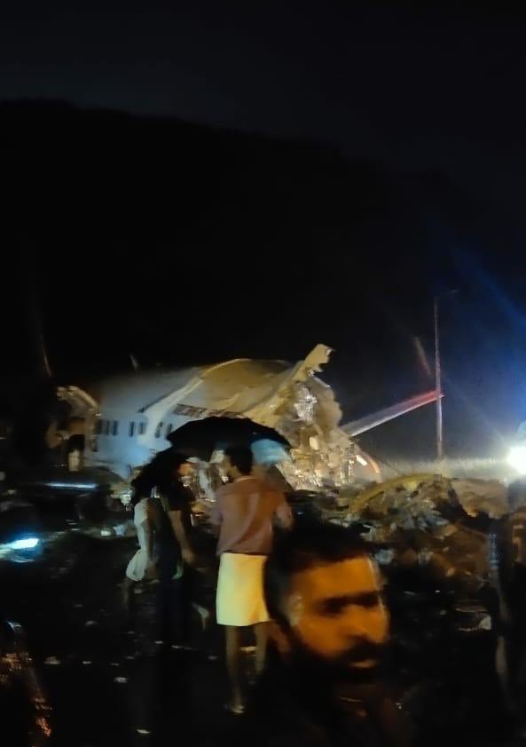 iammunassir's tweet photo. #airindia #AirIndiaExpress pray for  pasangers🙏🏻 #AirIndiaExpress #rippilot #Kerela #airindia #AirIndiaExpress @narendramodi @PMOIndia https://t.co/FXH2HFT3cT