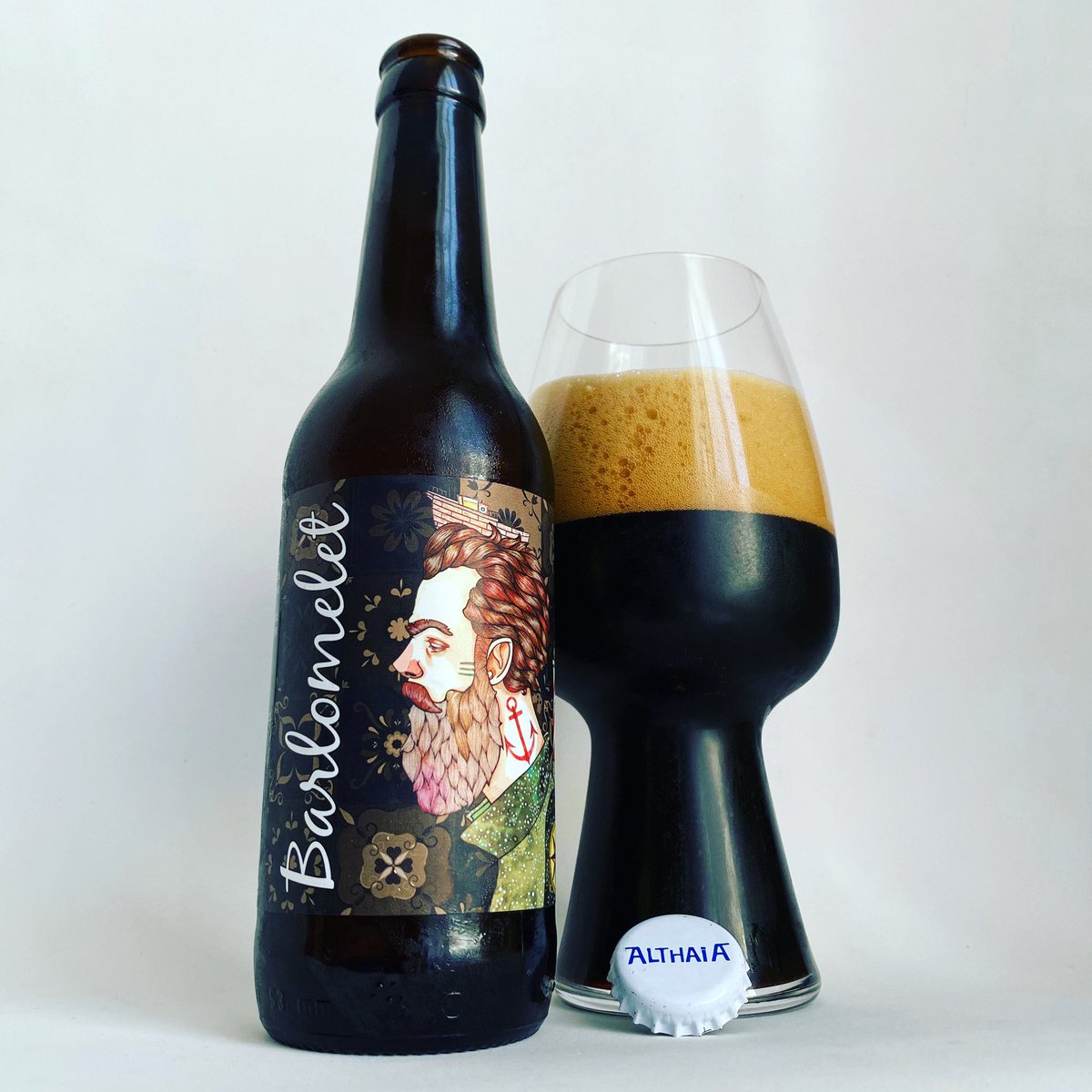 La Cerveza del Viernes: Barlomelet
Style: Double Imperial Stout
Alc.10% Vol.33cl. IBU’s 45
Brewery: @Althaiartesana &amp; <a href="/H2OLBrewing/">H2ÖL Brewing Co.</a>
#Altea #Alicante &amp; #Valencia #Spain
#InternationalBeerDay
#DiaInternacionalDeLaCerveza

<a href="/RedStripeRocco/">🌴😎RedStripe🇯🇲🍺 Rocco - OIIIIIIIO</a> <a href="/beeryeti/">BeerYeti.com</a> <a href="/HopticalA/">Hoptical</a> <a href="/tweetingbeer/">#tweetingbeer</a> <a href="/nazo_da2/">𝒏𝒂𝒛𝒐 ベース弾いたりパーカッション叩いたり</a>