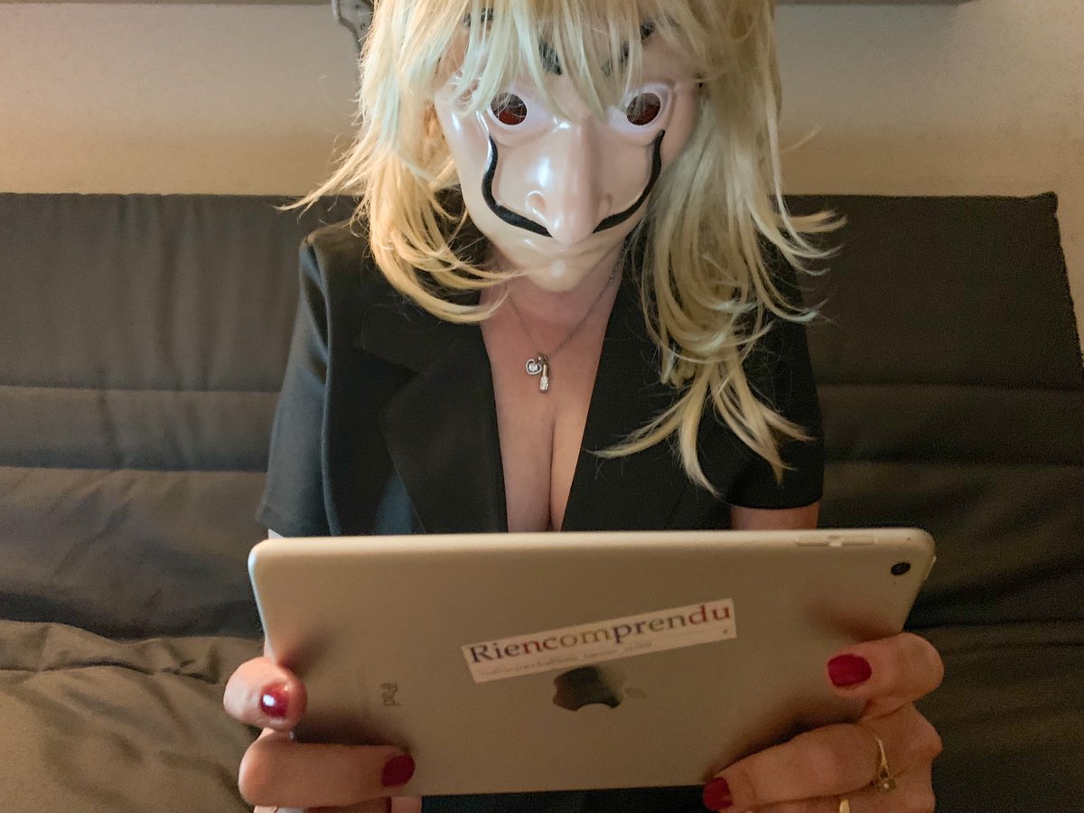 xavfun's tweet photo. Du coup avec ma secrétaire on participe timidement #JeKiffeMonDecollete si vous avez #RienComprendu regardez mon tweet précédent https://t.co/6ShkhrvMTf