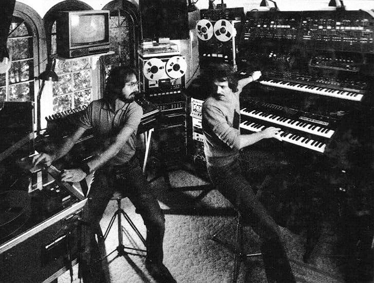 John Carpenter and Alan Howarth in the studio composing Halloween III #80s #Horror #movies #HalloweenIII