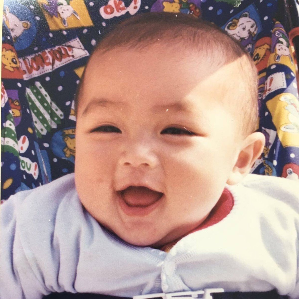 On the 8th of August, year 1999, a cute bouncing baby boy named Xiaojun was born. He had the most fluffy cheeks similar to mochi balls and at such a young age, his eyes already tells a lot. He is a very smiley baby.  #HAPPYXIAOJUNDAY #肖俊0808生日快乐