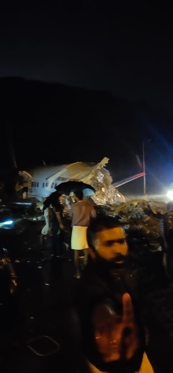 civil_avi's tweet photo. #IATA #ICAO #الطيران_المدني 
انزلقت رحلة طيران الهند - دبي كوزيكود (IX-1344) أثناء هبوطها في مطار كاريبور مساءً اليوم رقم الرحلة #IX1344 https://t.co/6MGr3c4XxS