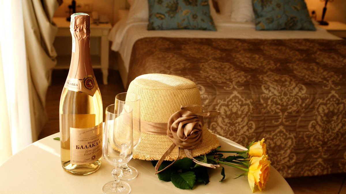 Вот и подходит к концу один из самых жарких дней за всё лето. Как отдыхается в такое пекло? 🌋 

#отель #Балаклава #отдых #Крым #путешествие #гомер #миниотель #бутикотель