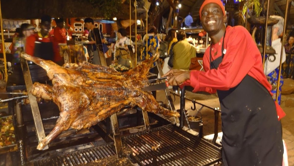 tourismzimbabwe's tweet photo. When you hear the drum...you know it's a true African feast at the #BomaDinnerAndDrumShow!
#ZimFood
#ZimCuisine
#CulinaryTourism
#VisitZimbabwe 
📸 @AfricaAlbida https://t.co/wYZqwE4UWR