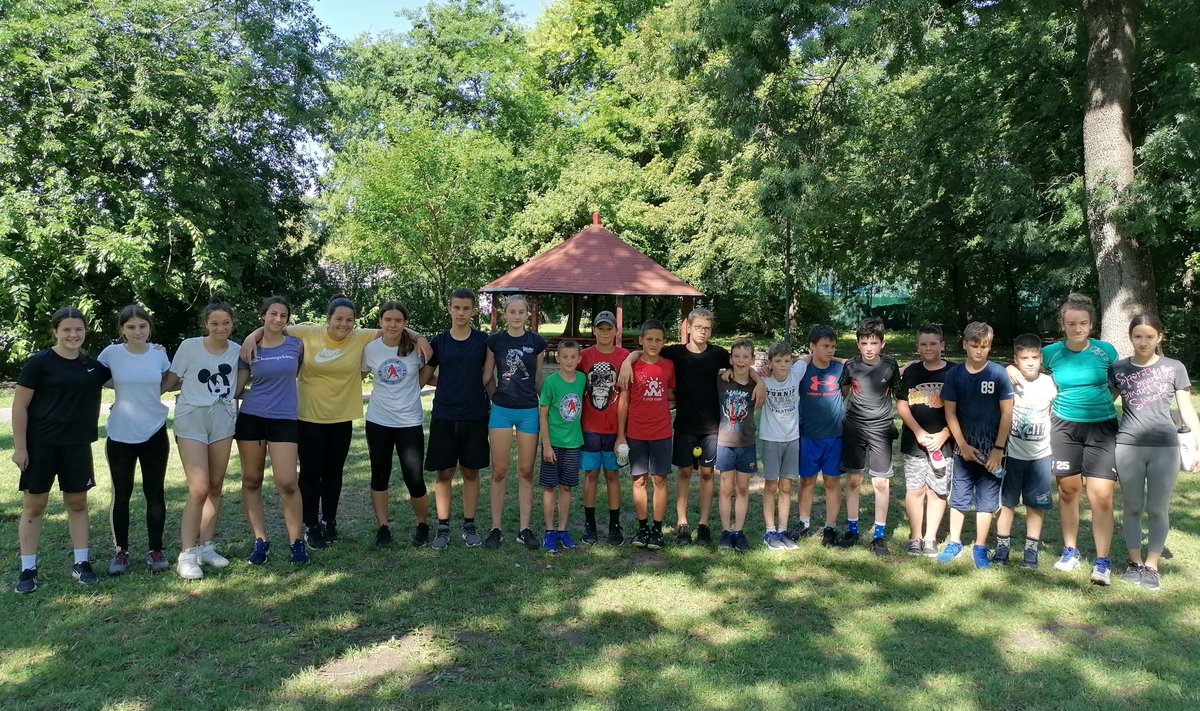 SHLS's tweet photo. Hokejaši Spartaka u ponedeljak su počeli sa pripremama za novu sezonu. Oko pedesetak dece, podeljene u kategorije U8, U10, U12, U14 i U16 počelo je sa radom u Subotici u sportskom centru „Dudova šuma“.
👉 https://t.co/uhiep0XUQm #hockeyserbia https://t.co/xLUJMhNRx6