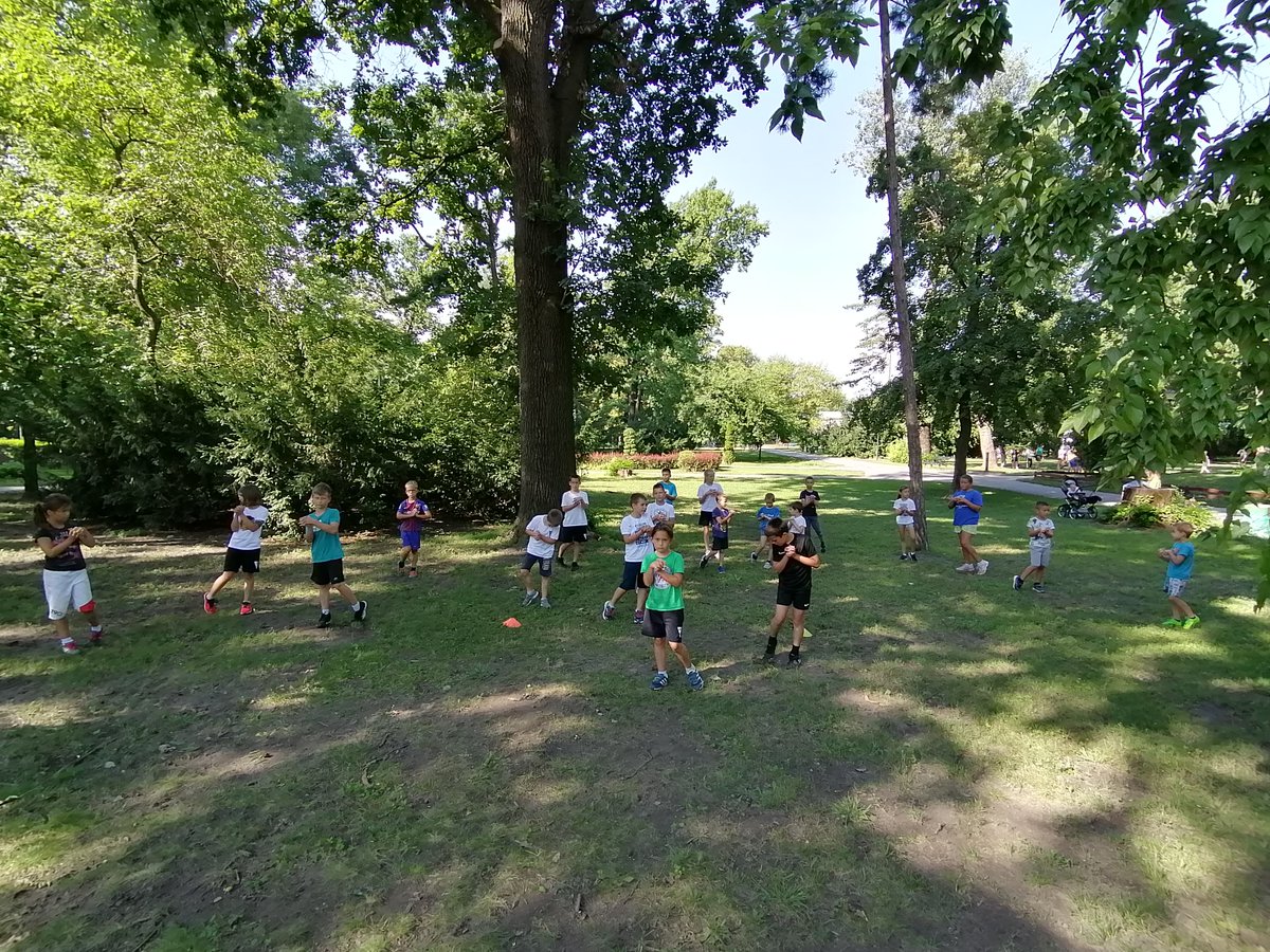 SHLS's tweet photo. Hokejaši Spartaka u ponedeljak su počeli sa pripremama za novu sezonu. Oko pedesetak dece, podeljene u kategorije U8, U10, U12, U14 i U16 počelo je sa radom u Subotici u sportskom centru „Dudova šuma“.
👉 https://t.co/uhiep0XUQm #hockeyserbia https://t.co/xLUJMhNRx6