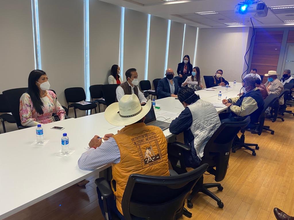 ricardoaguilarc's tweet photo. Reunión en la CDMX en la SCT Federal, con funcionarios de la Agencia Federal de Aviación Civil y los Representantes del Frente Común Regional ANTI AVIONETAS EdoMex, Hidalgo y Querétaro. Más tarde le informo los acuerdos!!! https://t.co/5qiYHsE1HL