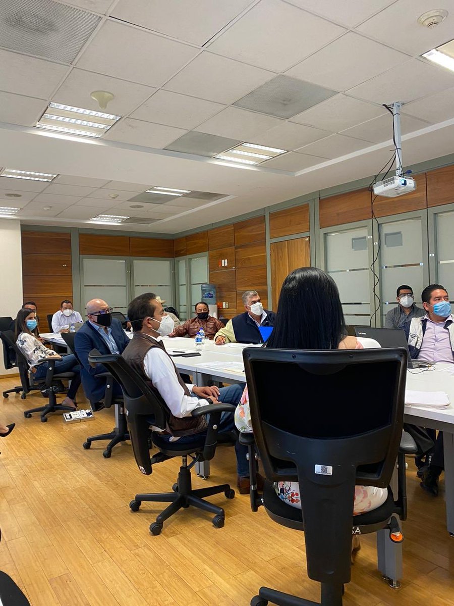 ricardoaguilarc's tweet photo. Reunión en la CDMX en la SCT Federal, con funcionarios de la Agencia Federal de Aviación Civil y los Representantes del Frente Común Regional ANTI AVIONETAS EdoMex, Hidalgo y Querétaro. Más tarde le informo los acuerdos!!! https://t.co/5qiYHsE1HL