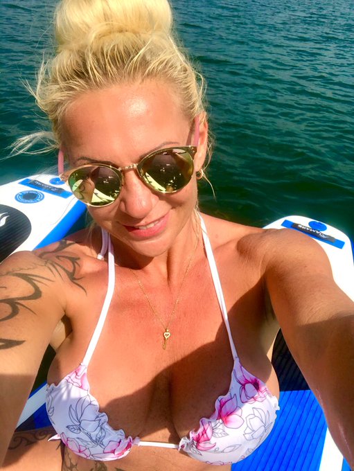 Jetzt noch am Sup fahren und in 3 Stunden dann wieder online auf https://t.co/52mn3ymn7w und mit dem<a href="/tag/sexy"class="tags"><span>#sexy</span></a><a href="/tag/tattoo"class="tags"><span>#tattoo</span></a><a href="/tag/camgirl"class="tags"><span>#camgirl</span></a><a href="/tag/livestrip"class="tags"><span>#livestrip</span></a><a href="/tag/vertr%C3%A4umt"class="tags"><span>#vertr&auml;umt</span></a><a href="/tag/sharondavale"class="tags"><span>#sharondavale</span></a>