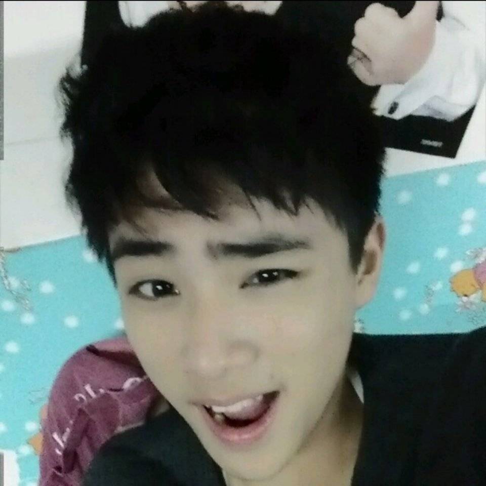 xiaojun as a teenager! that green minecraft pillow is his fave  #HAPPYXIAOJUNDAY #肖俊0808生日快乐