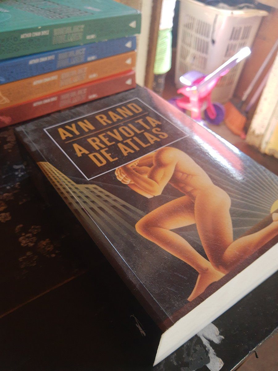 Preciso ler. Sério, eu gosto muito da ideia desse livro e tudo que li a respeito dele, mas infelizmente, ele está na minha lista não-prioritária no momento.