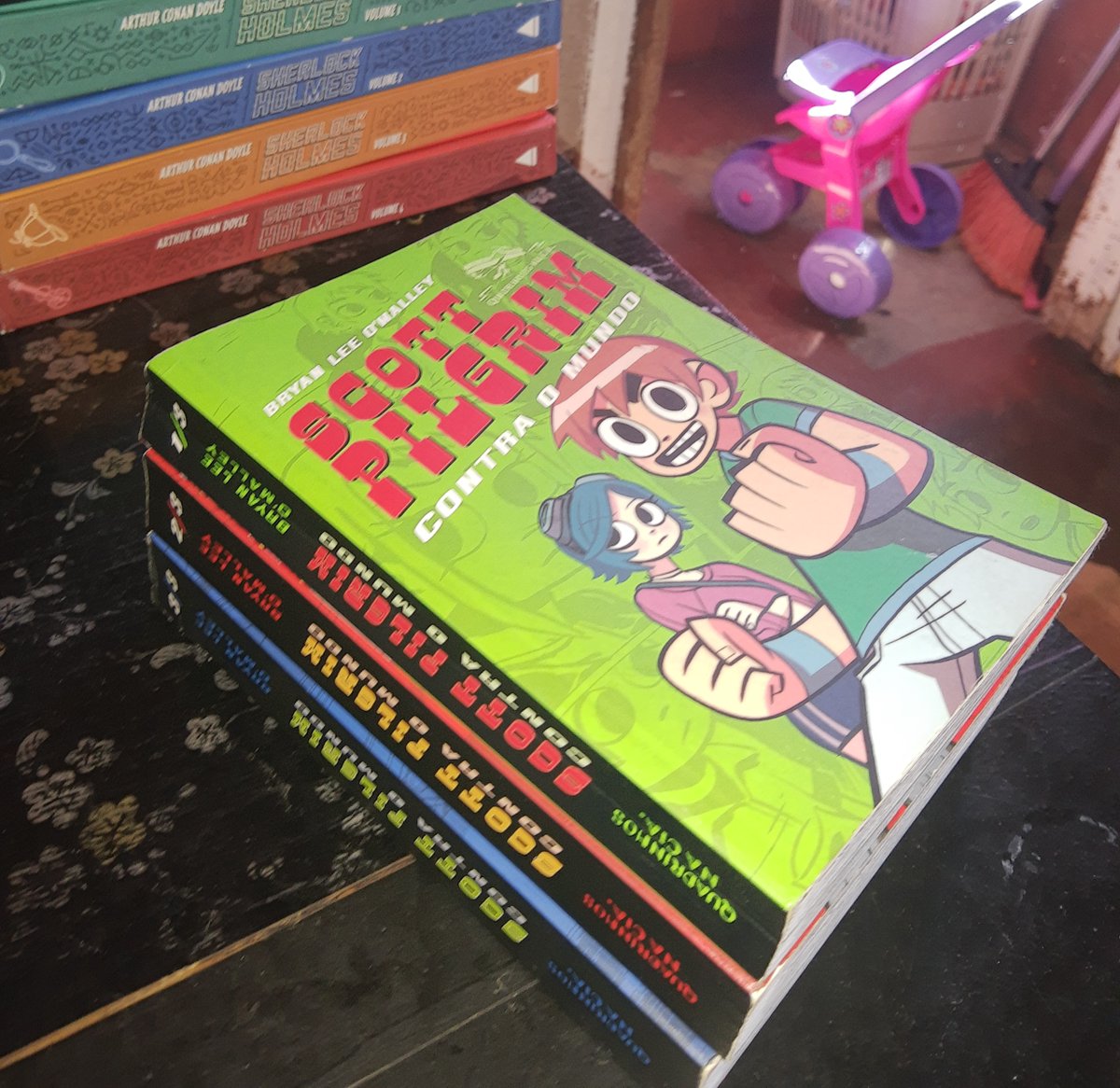 Scott Pilgrim (amo), Star Wars (igualmente amável) e Sherlock fazem parte da minha coleção de entretenimento.