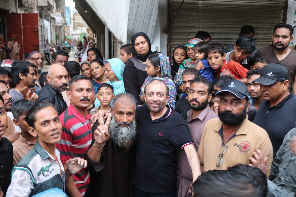 harissyed86's tweet photo. #MQMPakistan
سربراہ تنظیم ایم کیو ایم پاکستان بحالی کمیٹی ڈاکٹر فاروق ستار بھائی نے سرجانی ٹاؤن یوسف گوٹھ میں بارش کے پانی سے متاثرہ علاقوں کا ہنگامی دورہ کیا اور وہاں موجود عوام الناس سے ملاقات کر کے انکے مسائل سنے. https://t.co/Afn6jIEpSu