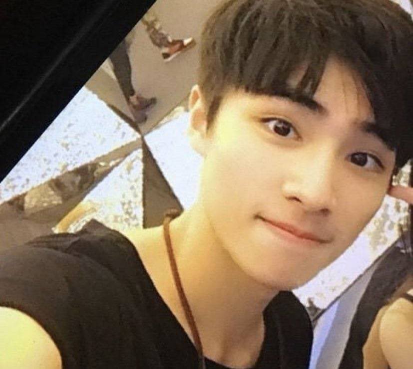just look at how xiaojun grew up into a very handsome boy!! giving off the boy-next-door x campus crush vibes.   #HAPPYXIAOJUNDAY #肖俊0808生日快乐