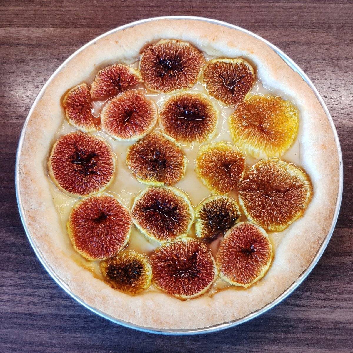 Ono Hiroshi イタリアの果物をのせて焼く一般的トルタのレシピで 生地の上にカスタードクリーム がのり その上にイチジクなりぶどうなり洋梨なりを並べて焼きます イチジクは結構並べたつもりでしたが 焼くと水分が飛んで若干縮むので もっと