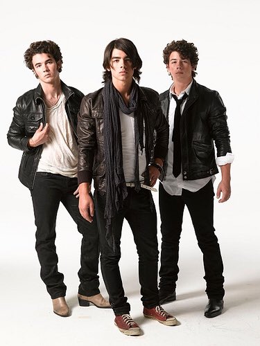 TheJonasScoop's tweet photo. 𝐎𝐧 𝐭𝐡𝐢𝐬 𝐝𝐚𝐲 𝟏𝟐 𝐲𝐞𝐚𝐫𝐬 𝐚𝐠𝐨: August 7, 2008 -
@jonasbrothers X @RollingStone 

[ #MTVHottest Jonas Brothers ] https://t.co/WnjlbmY1Cq