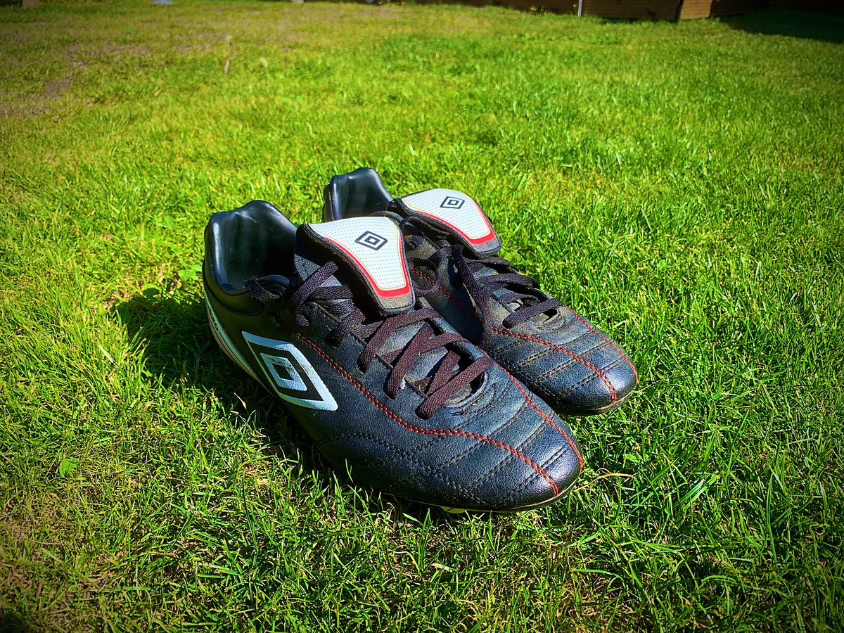 watsonshaun's tweet photo. Surely not? Cleaned my scoring boots just in case I’m required maybe last 5 minutes tomorrow lol .. I don’t need long ⚽️😉👍.. #supersub #oxinthebox @SuffolkFA @SILHQ @CraneSportsFC @E_SBorderLeague #goalmachine ⚽️💙🖤 🎥 https://t.co/no2kzJoH9W