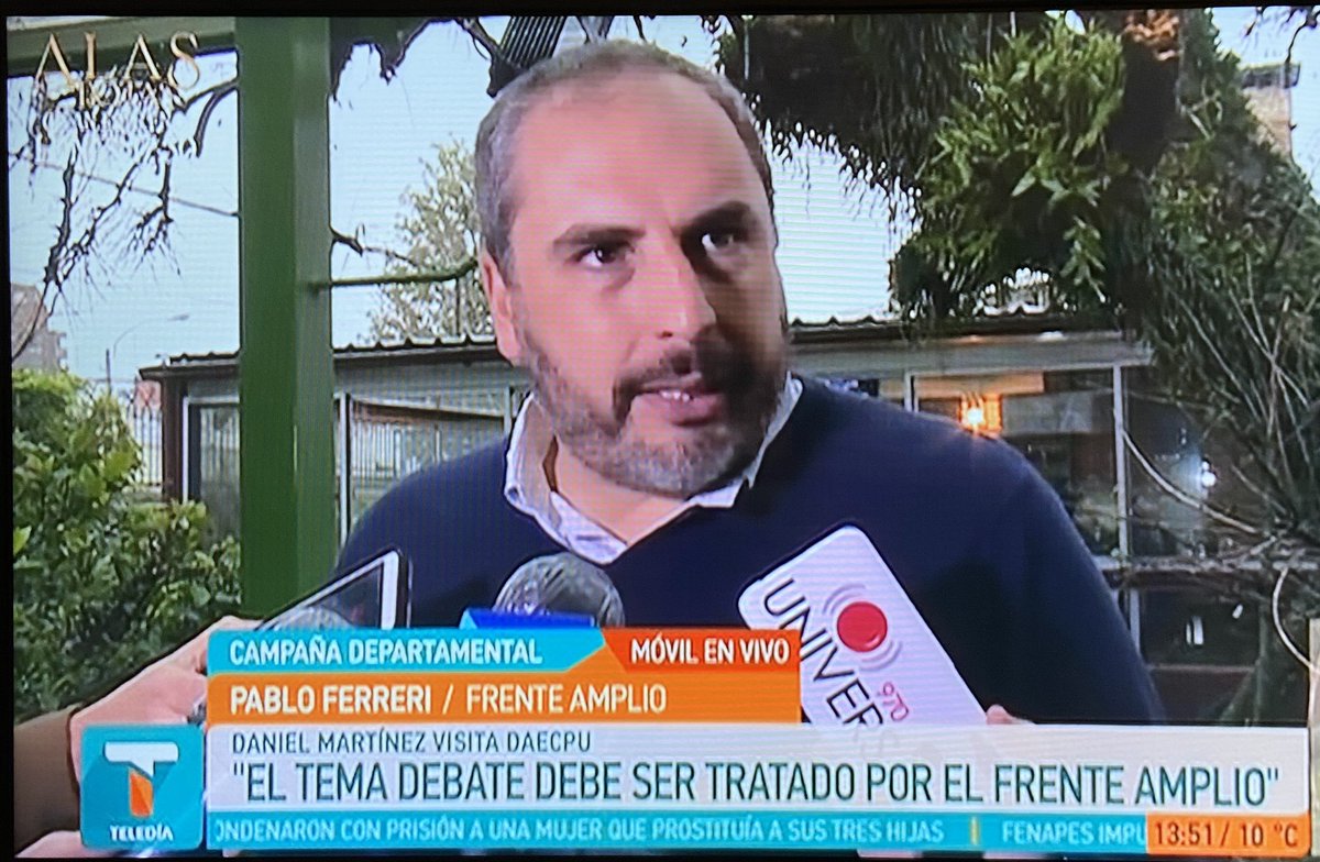 valenotero's tweet photo. Este señor dice que el FA tiene 3 “excelentes” candidatos pero “Daniel Martínez es el mejor porque lo respalda su exitosisima gestión”...en serio??? Dejen de tomarle el pelo a la gente che! #fueraFA #raffointendenta https://t.co/gdrM1SKVKN