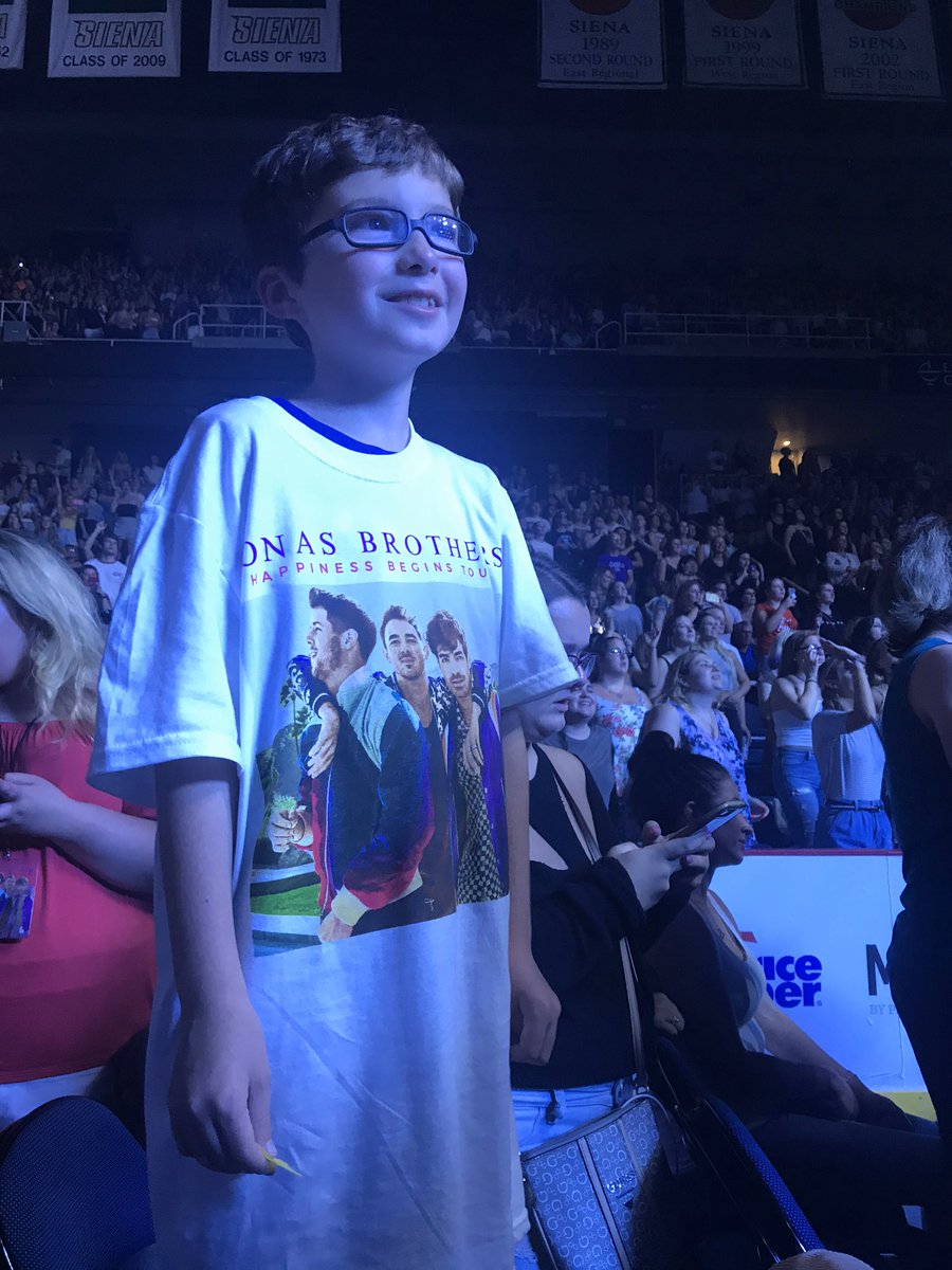 bryn_fefee's tweet photo. @jonasbrothers My son, Jonas, at his first concert 💙 https://t.co/vzii1UeUQ9
