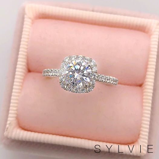 MCustomJewelry's tweet photo. You can NEVER go wrong with a classic #HaloEngagementRing! Make it unique by customizing it with your favorite shape center stone or in a different metal color such as yellow gold!
 #SYLVIE #SomethingSYLVIE #SylvieCollection #EngagementRing #Rings #DiamondRings #weddingjewelry https://t.co/gXjLPQBggQ