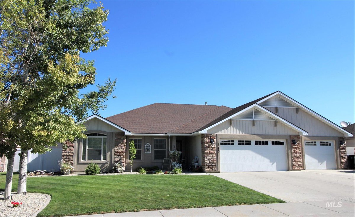 WELCOME HOME! You'll love the open floor plan, large living space, and beautiful kitchen. The master bedroom features a tray ceiling, dual sinks in the master bath, and walk-in closets.

1040 Kelly Ave., Kimberly, ID 83341
$287,000

bit.ly/3gBBaTm