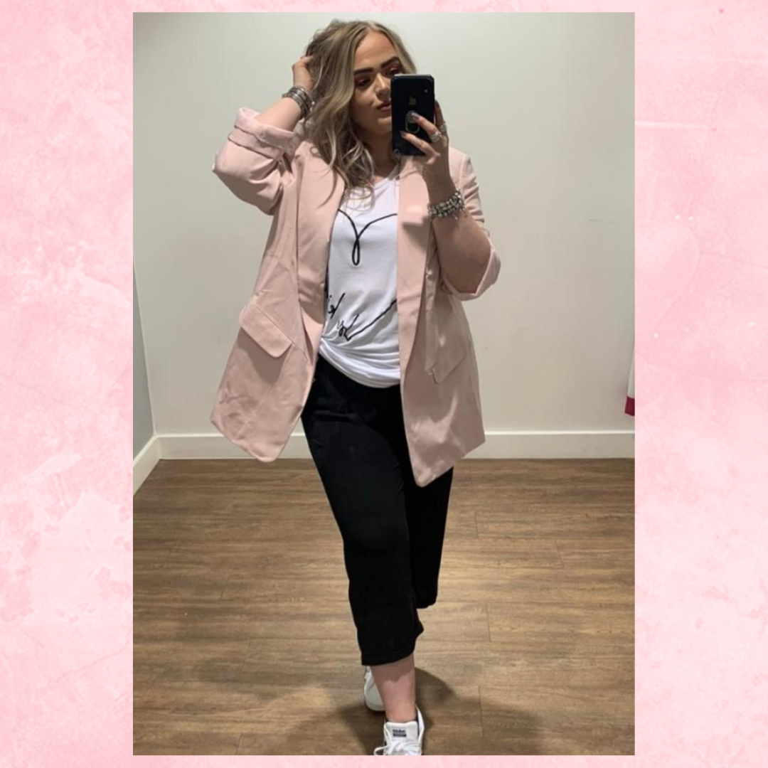 yoursclothing's tweet photo. Our @amyc_13 looking as beautiful as ever in our blazer jacket &amp; be kind t-shirt 💕

Steal her style now 👇
Blazer 🔎https://t.co/rcd8l62lUt
T-shirt 🔎https://t.co/mtP6pITrhs

#thisisyours #yoursclothing #curvestyle #curvefashionbrand #curvefashion #colleaguecrushing #storestaff https://t.co/7GV7E06S8z