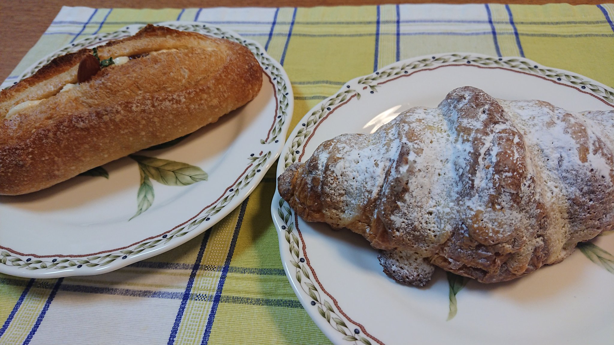 Makiemon 今日の寝る前おやつは くらすわのパン クレーム ラム レザンとクロワッサン ダマンド Ch 今度 ランチ食べてみよーっと おやすみなさいﾟﾟ O ﾟ