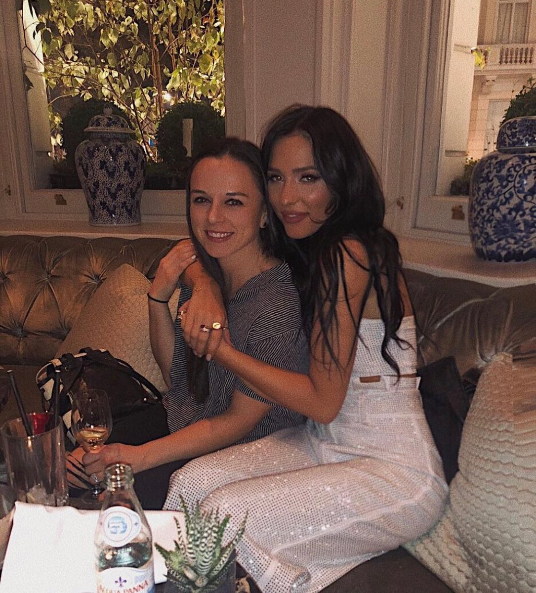 Direct your attention to this thread about one of the best managers in the game today, Genevieve Thompson. She manages Lennon Stella.