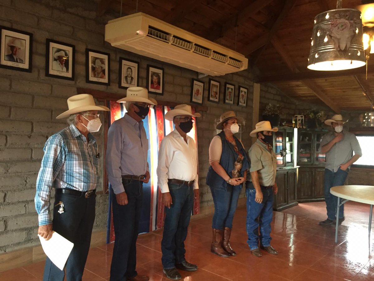 SEDERCOAH's tweet photo. Gobernador @mrikelme sigue apoyando a los productores pecuarios. Representando al Secretario @flores_mendez, Subsecretario de Operación Regional @JAlejandroDeLun preside entrega de sementales bovinos en #Muzquiz. Presente alcaldesa @Luisa_A_Muneca #FuerteCoahuilaEs https://t.co/4ybBIv2B34