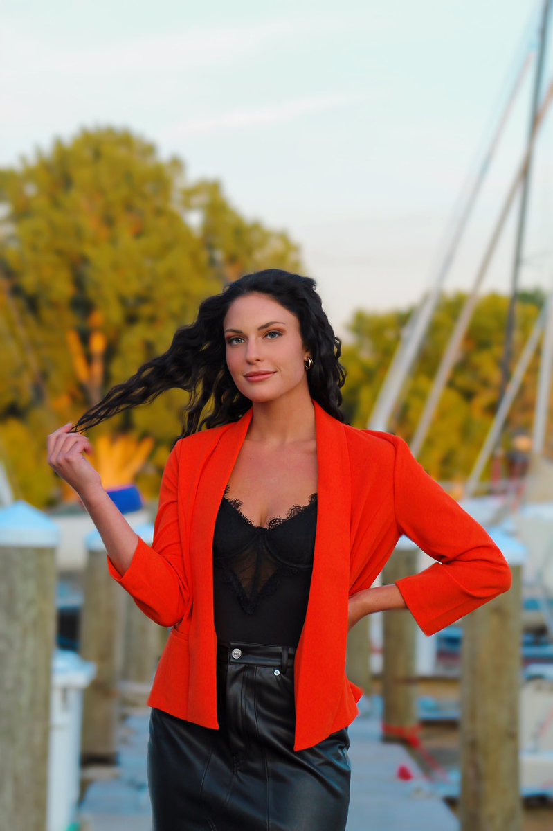 One of my clients was trying to send me $800 for a photoshoot (I did not charge them that but that’s what they thought my work was worth)They accidentally sent it to this username &amp; now he blocked me &amp; the sender &amp; declined our requests. Please rt!! @venmo 😪