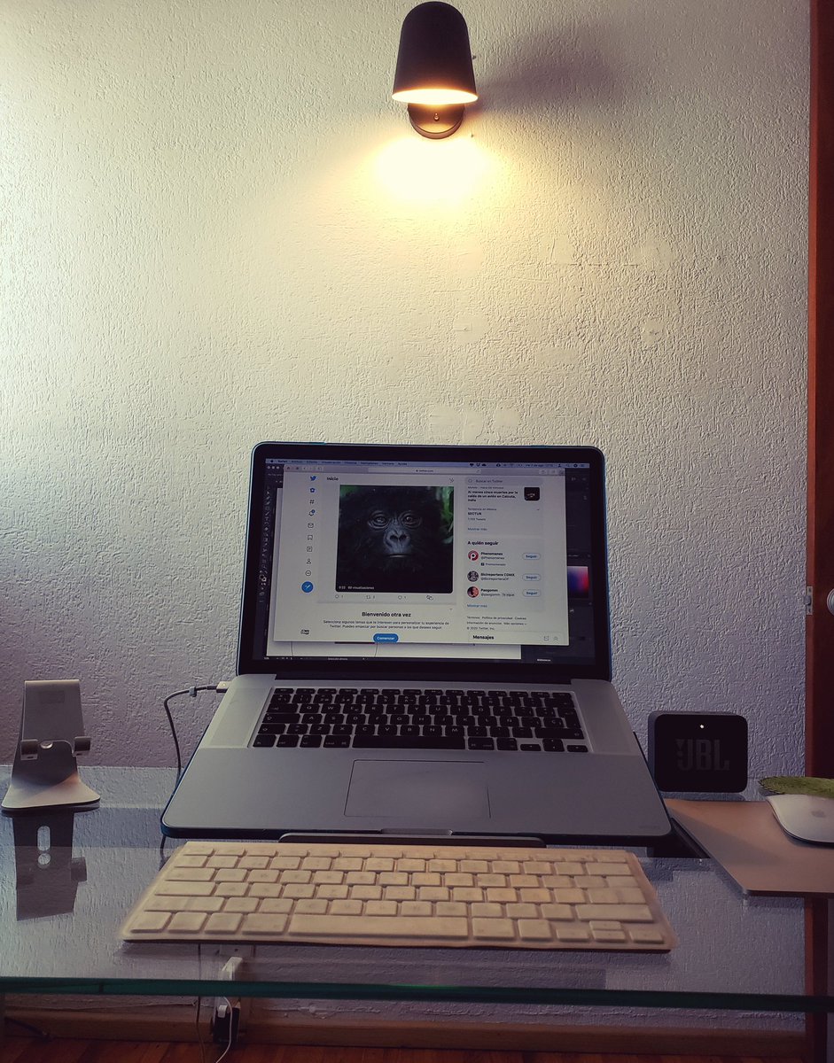 jcgarzep's tweet image. Por el momento lo tengo asi, como que a esa pared le hace falta un cuadro de arte orgánico (me gustan las plantas como a mi familia), no tengo plantas aquí, por qué casi no da luz natural 😢 y mueren, falta hacer arreglos y pintar. #setup #minisetup #mac #setupmac #elago #Jbl