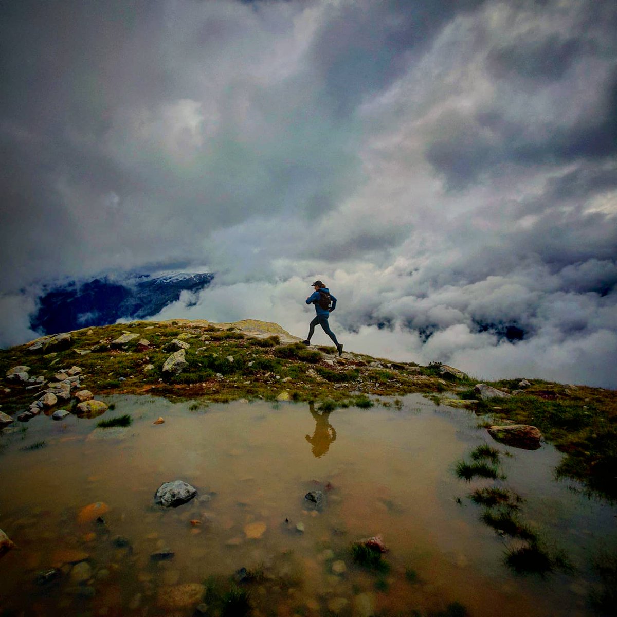 drtyrunner's tweet photo. The edge of everything...
Chamonix, France 

#exploremore #outsideismybestside #taur #trailsisters #themountainsarecalling #letsgo #runninginEurope #runsteepgethigh https://t.co/XoucwllWUU