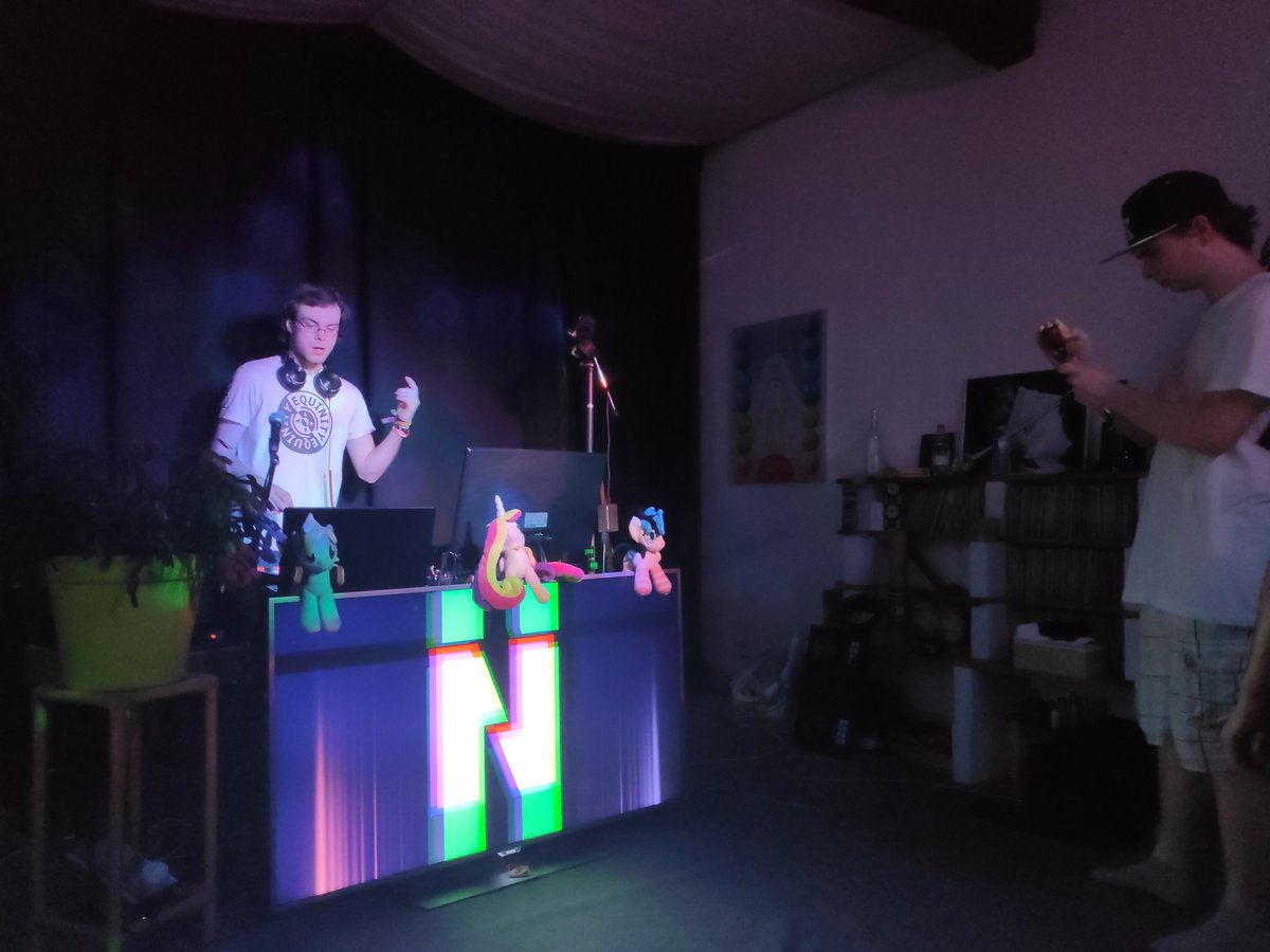 AuraSpecs's tweet photo. This set is big vibezzzz #tw3fest https://t.co/sCflsDrGck