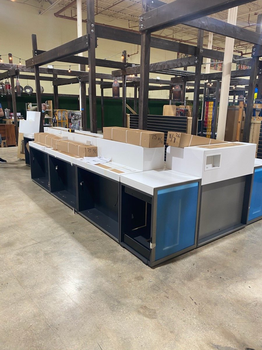 Hamburglar2001's tweet image. Lovely new 4.0 kiosk going up today for Eddie Wireless! #theVIPboost @christrippVIP @se_rsm @BoostSwat