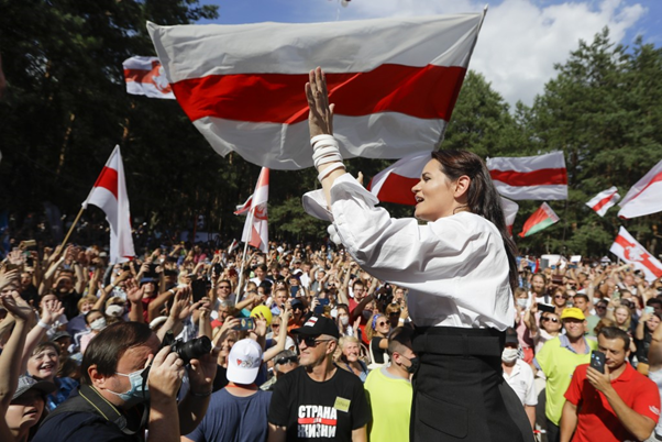 1/ Across Minsk and Belarus supporters of the opposition are hanging up and waving white-red-white flags – very different to the official state flag, which is red and green. Why does  #Belarus have TWO flags?THREAD